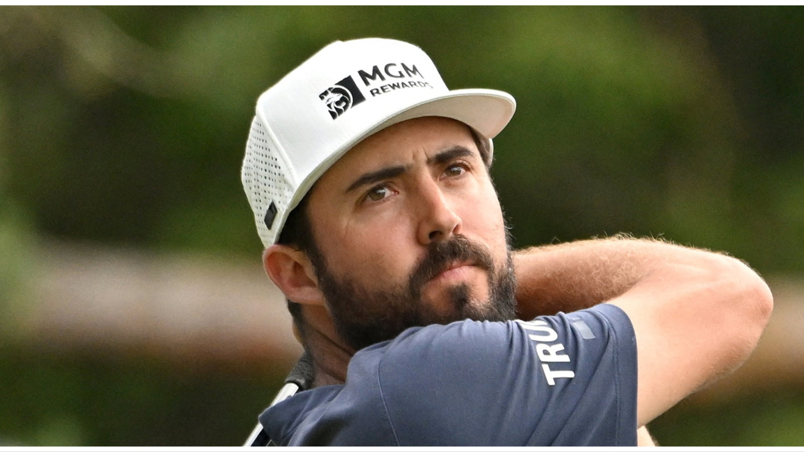 WATCH: PGA Tour pro gives caddie middle finger (!) after bunker shot